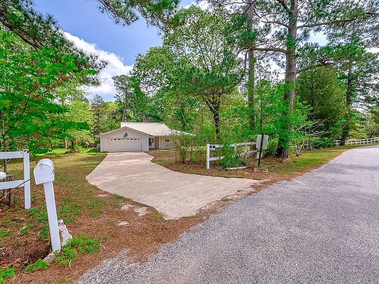 8 Vick Rd — Photo 1