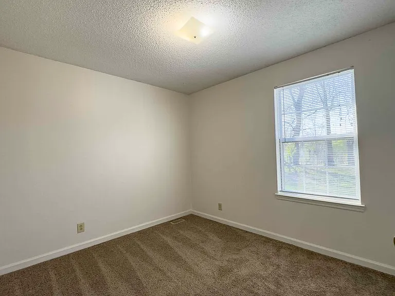 1028 Bush Ave — Photo 16
