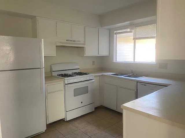 2 bed, 2.0 bath, 2202 sqft, $1,300 — Photo 4