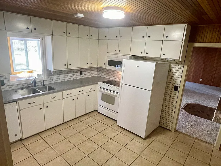 1128 Clayton Dr — Photo 7
