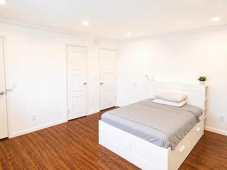 1351 N Orange Dr — Photo 8