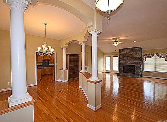 5th image of 2942 Woodfield Ln