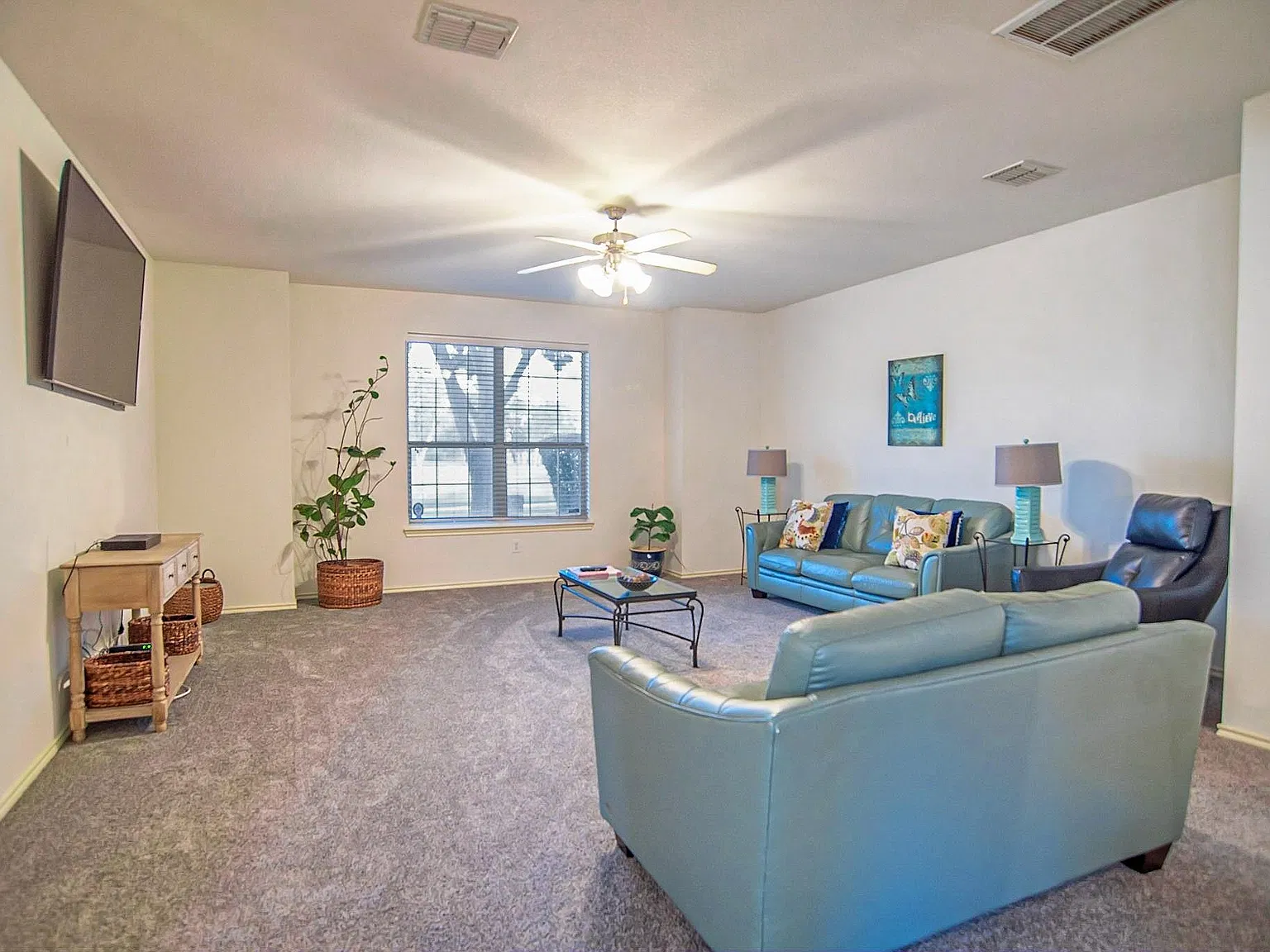 3 bed, 2.5 bath, 1699 sqft, $2,400 — Photo 3