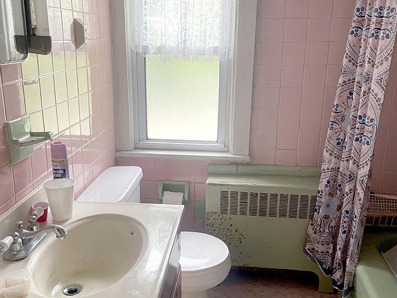 5th image of 221 Sylvan Ave