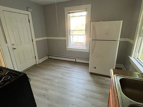 3rd image of 1403 Corbin Ave #1