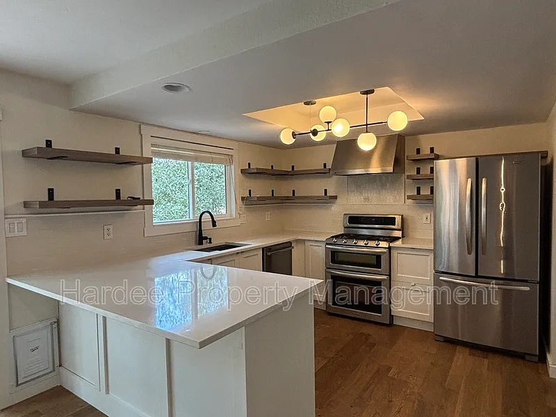3 bed, 2.0 bath, 1600 sqft, $2,300 — Photo 3