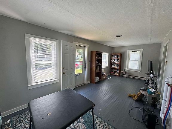 3rd image of 422 Russell St