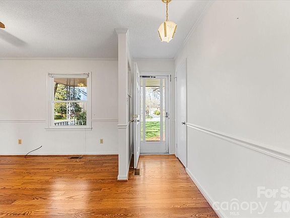 3rd image of 1224 Vickie Ln