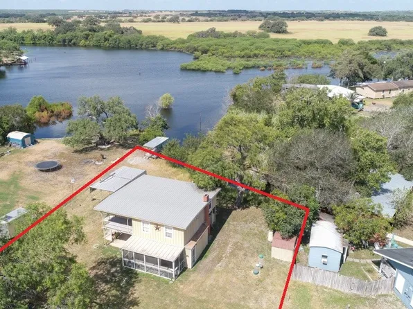 167 Buckeye Knoll Rd, George West, TX 78022