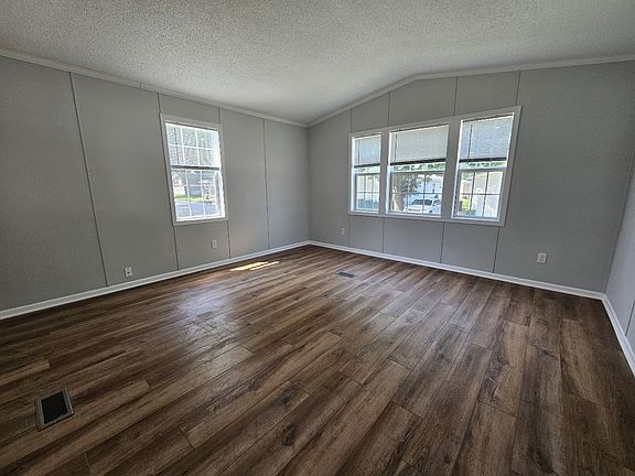 3rd image of 400 Center Ave S Trailer 88