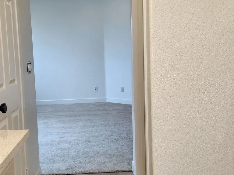 2246 Levante St — Photo 35