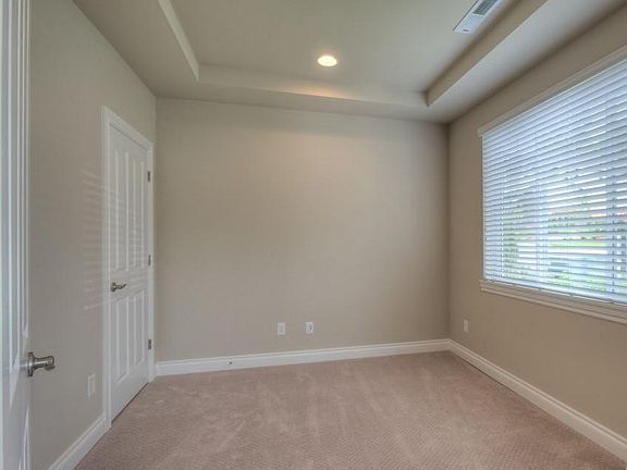 5th image of 10912 33rd Pl NE