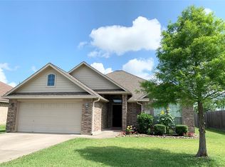 132 Tracy St, Angleton, TX 77515