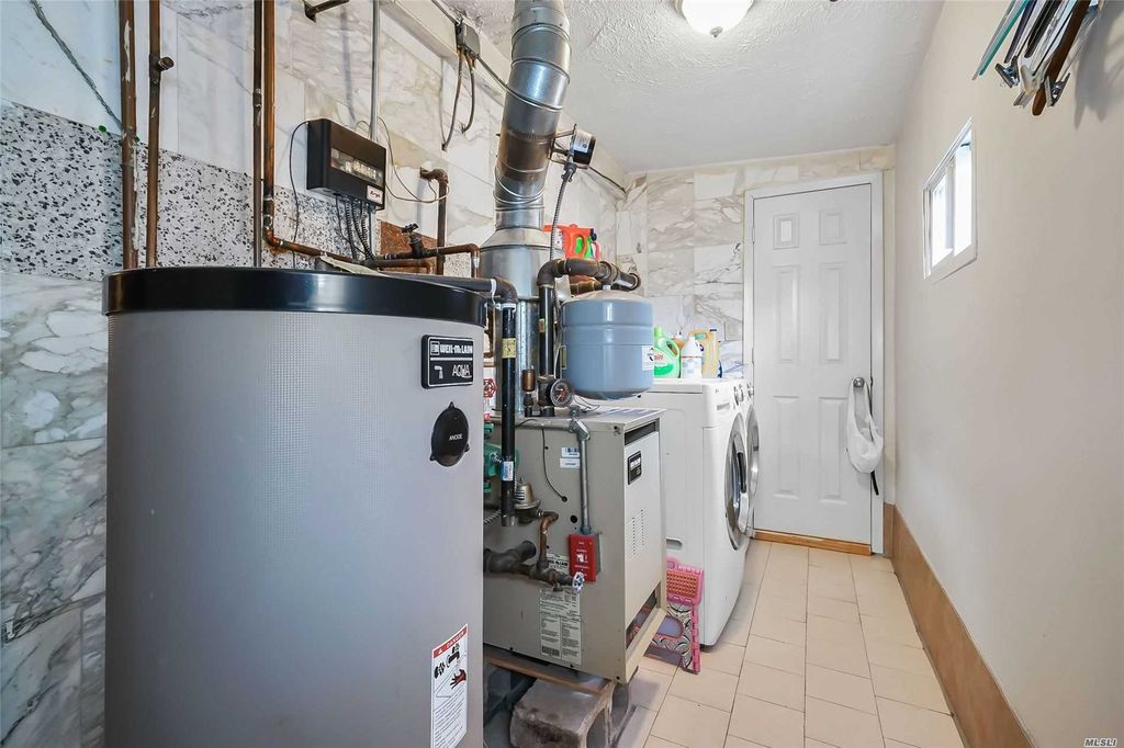 4 Bed 2 Bath Property, New York • 2,400 Sq Ft