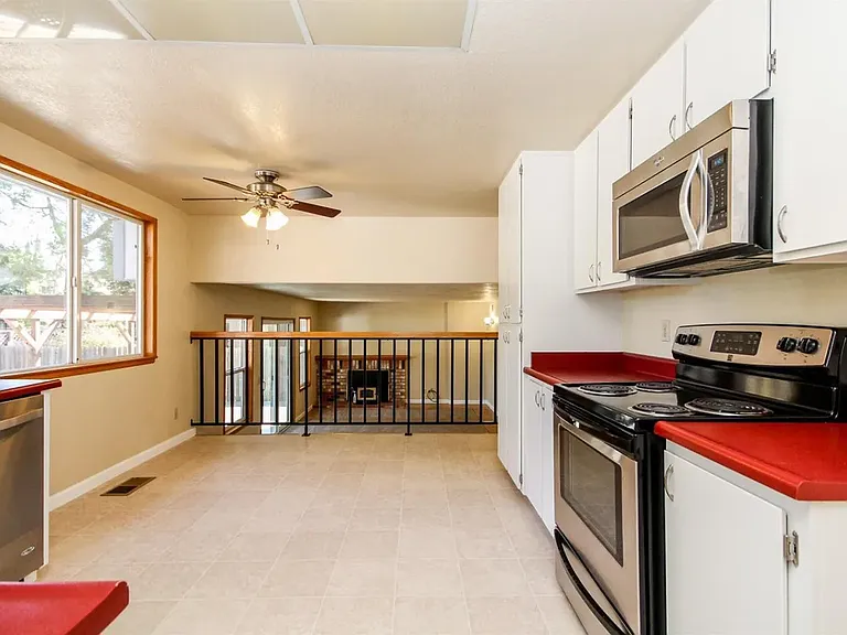 137 Edinburgh Way — Photo 5