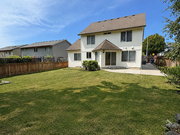 2572 NW Quartz St — Photo 21