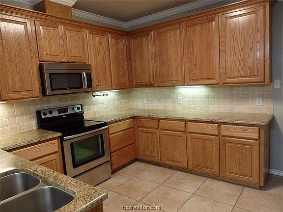 4th image of 3808 Blackhawk Ln