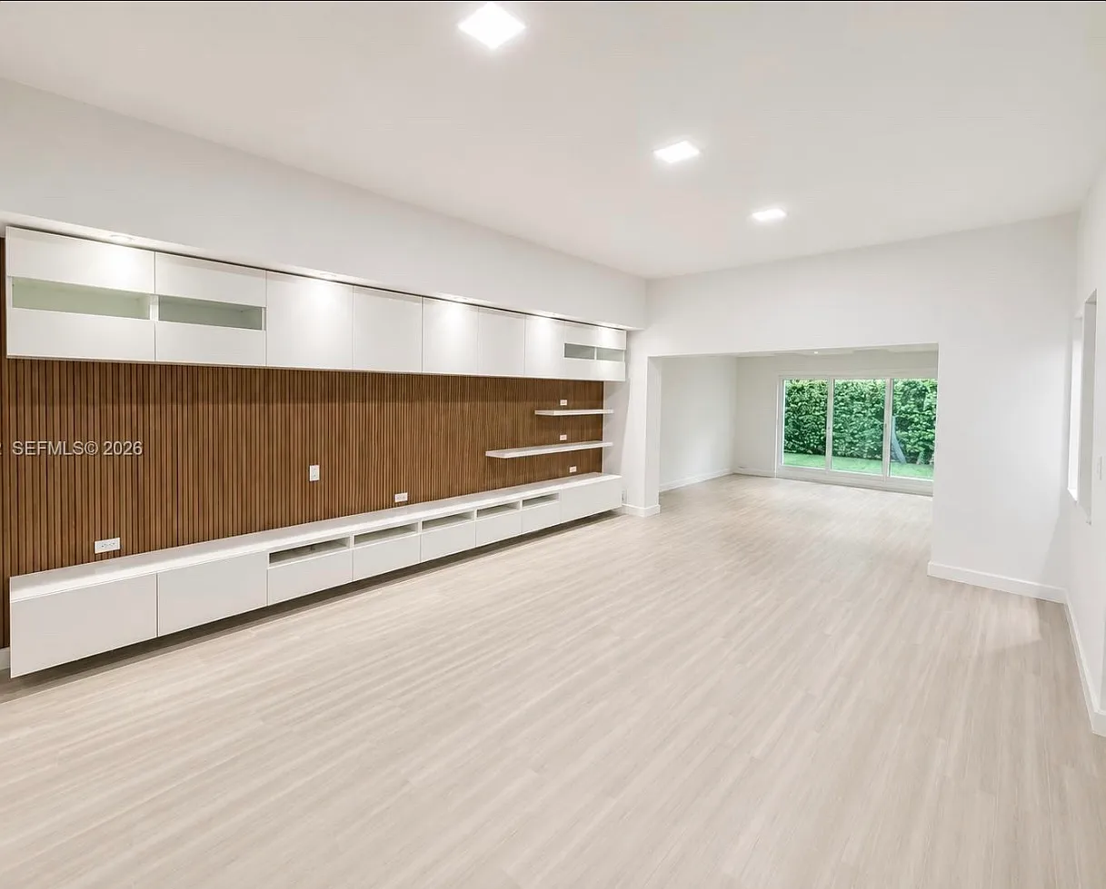 3 bed, 2500 sqft, $11,500 — Photo 2