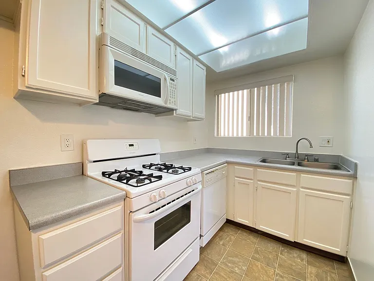 Farmdale Court Apartments — Photo 20