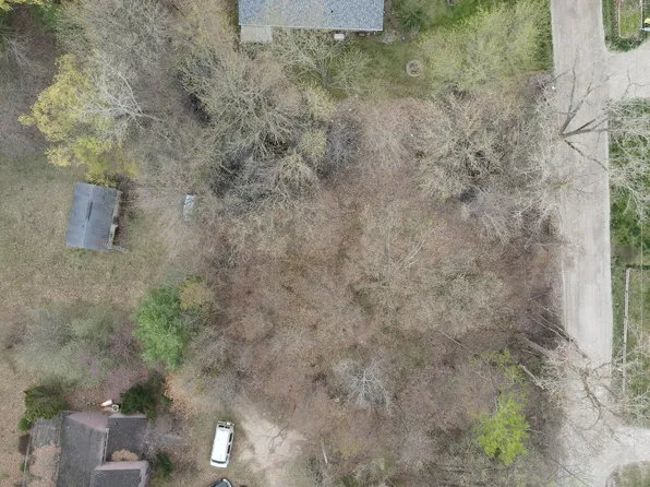 8755 Parkview Dr, Gregory, MI 48137