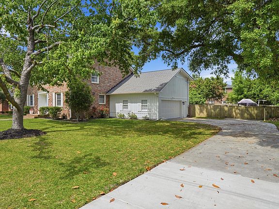2nd image of 2388 Erskine Ave