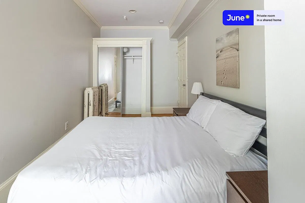 Full bedroom in 5 bed/2 bath home in Brighton #1303 A — Photo 2