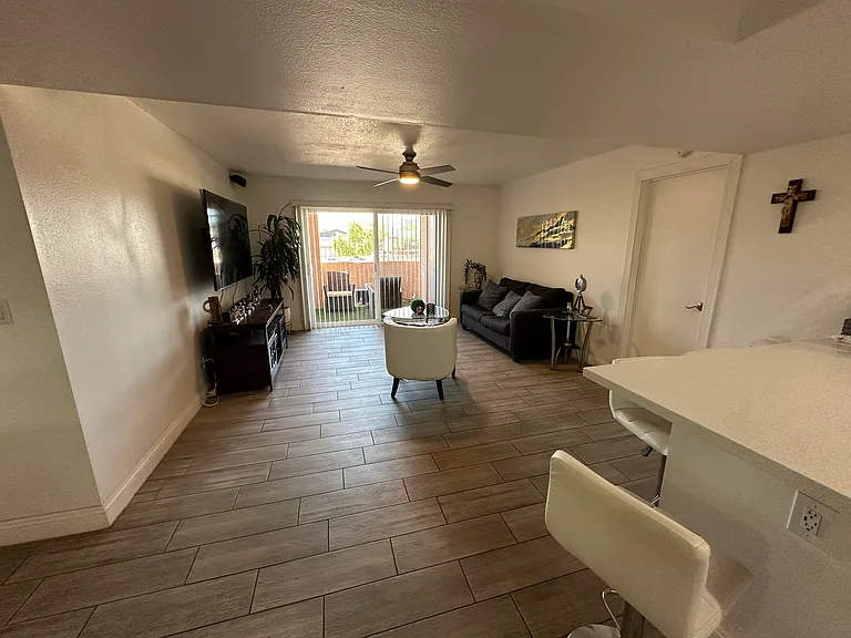 540 N May St #9-2122 — Photo 2