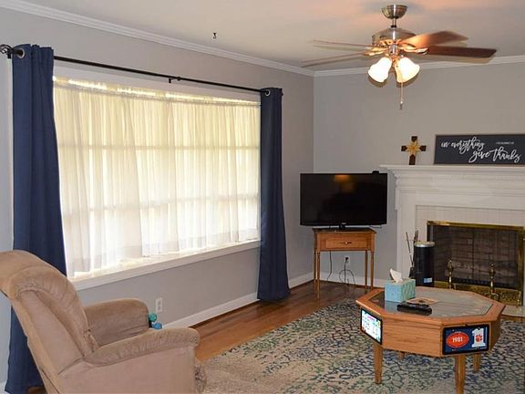 2nd image of 807 Hillcrest Dr
