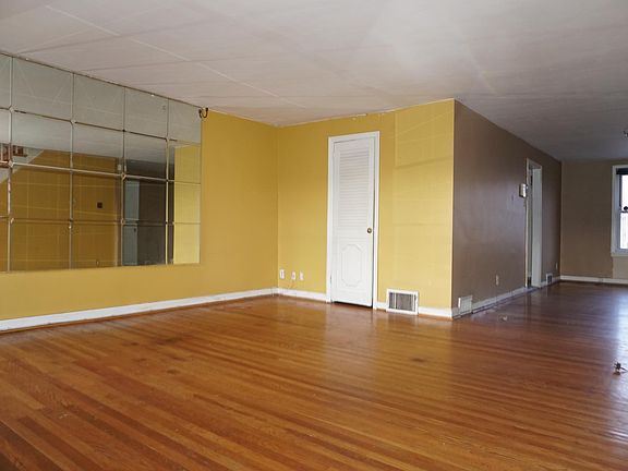 2nd image of 2031 Devereaux Ave