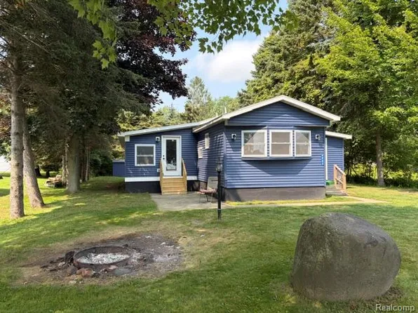 4043 Beacon Hill Dr, Port Hope, MI 48468