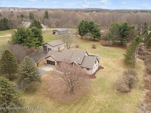 5th image of 1840 E Round Lake Rd