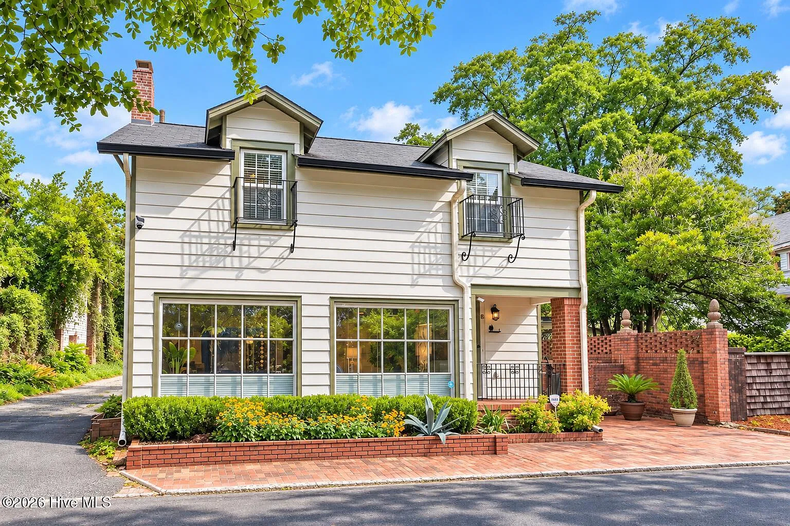 3 bed, 1.5 bath, 1714 sqft, $2,900 — Photo 2