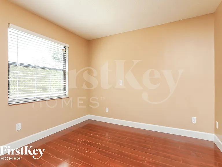 988 Glenview Cir — Photo 11