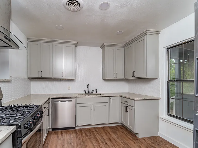 530 Sumner Dr — Photo 2