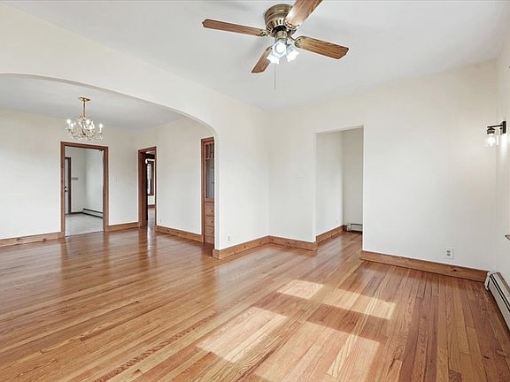 5th image of 38 Monroe St E