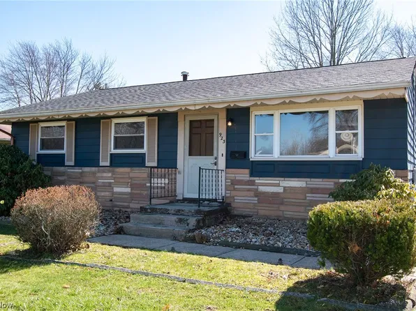 923 Waugh Dr, Hubbard, OH 44425