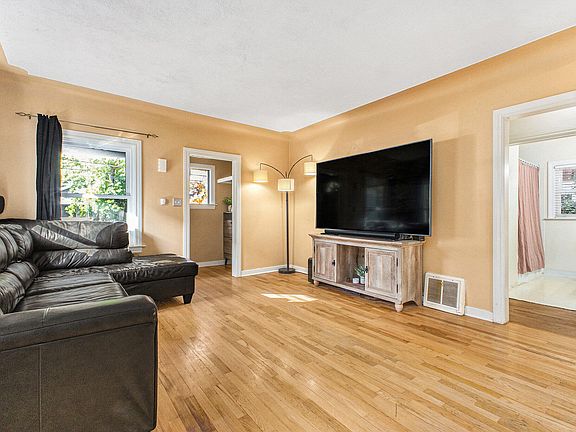 4th image of 1108 Hazen St SE