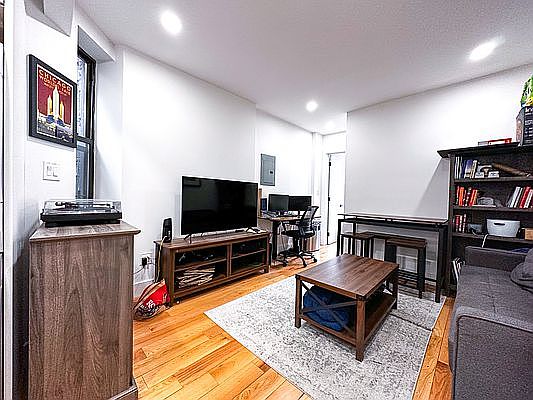 1st image of 247 Mulberry St APT 18