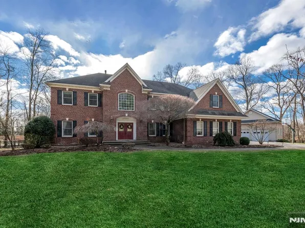 2 Woodbury Ln, Mahwah, NJ 07430