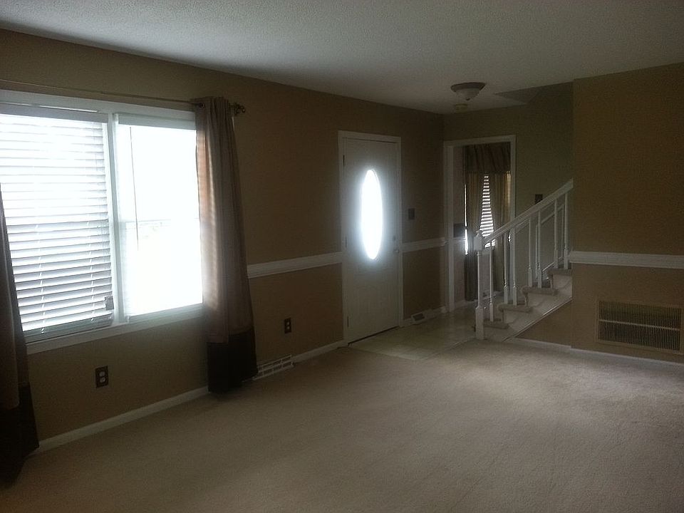 2nd image of 578 Windjammer Cres