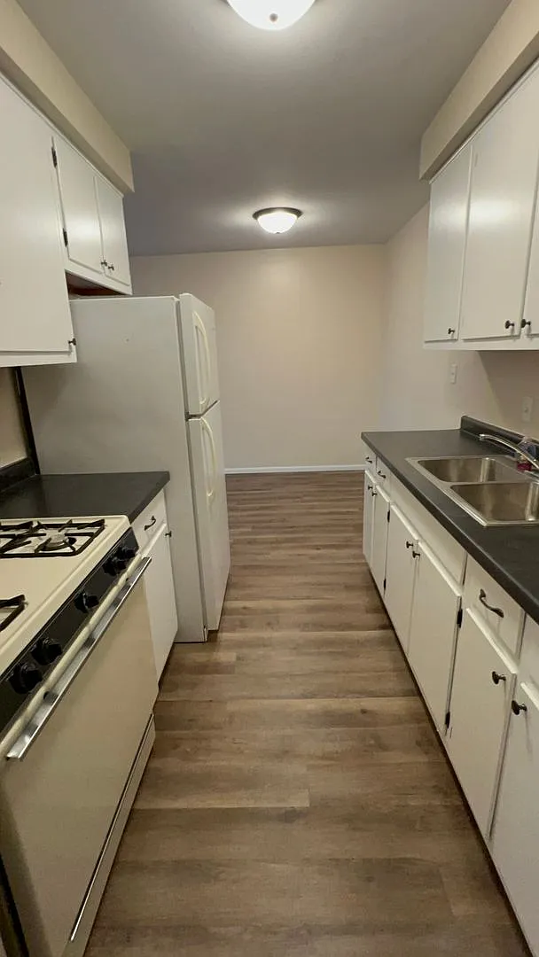 South River Apartments (1005) — Photo 1
