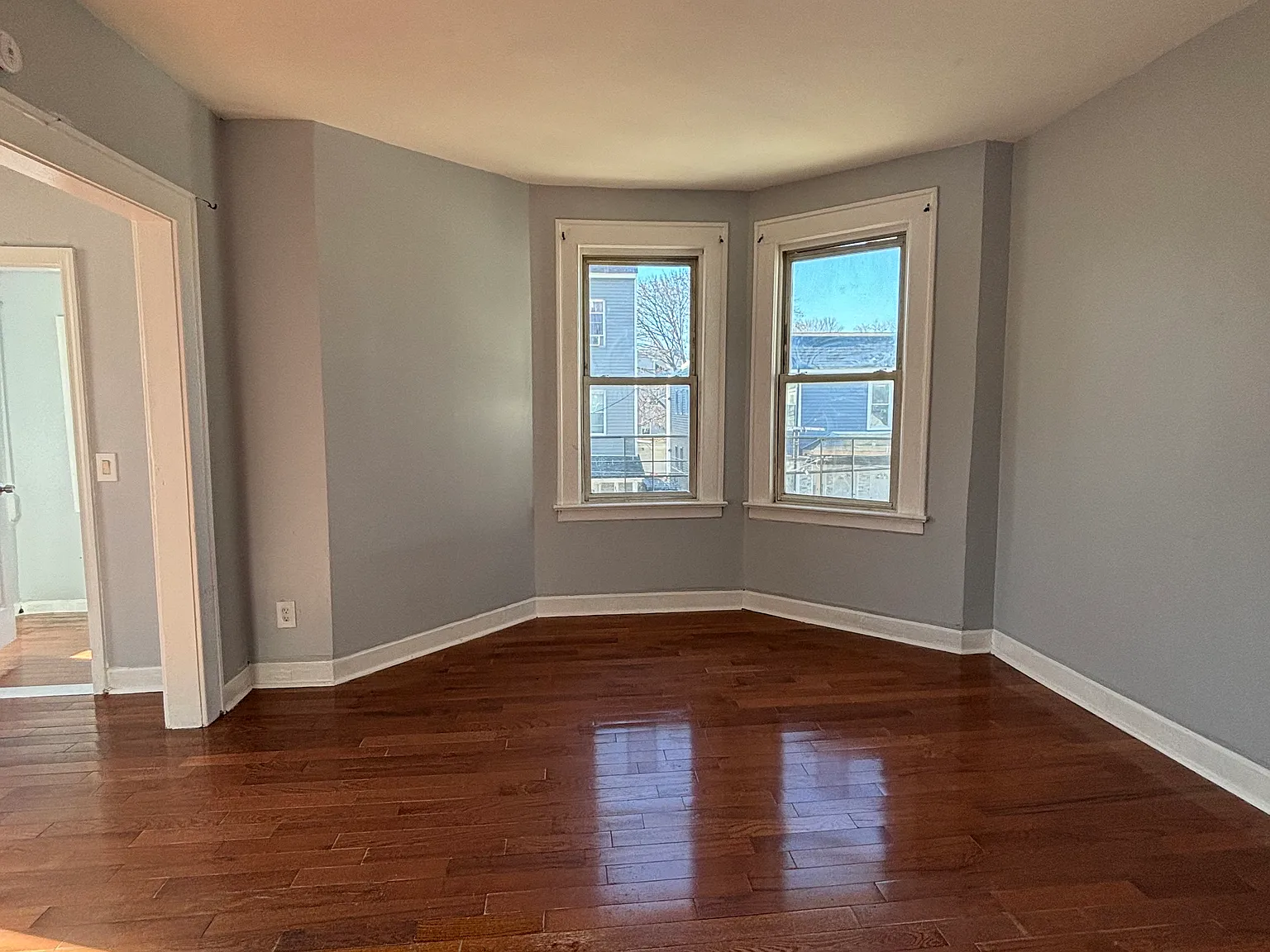 3 bed, 1100 sqft, $1,900 — Photo 2
