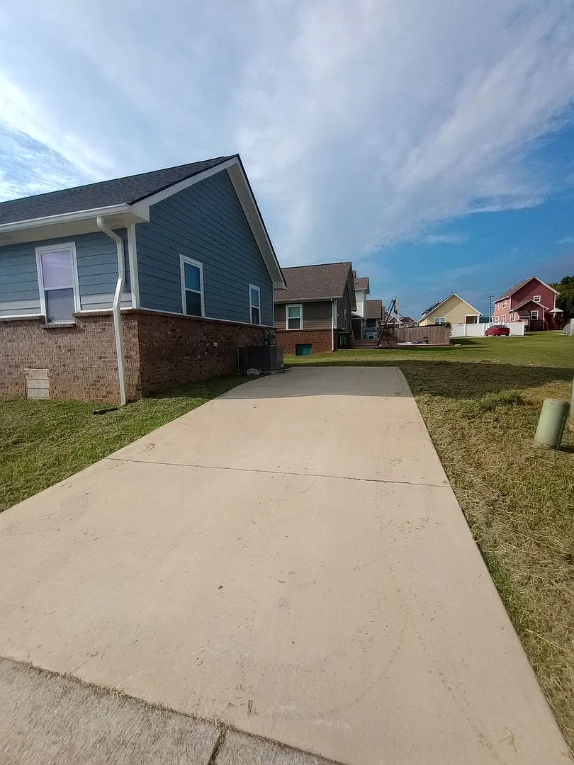 Adorable Little Blue House Close to Downtown! — Photo 3