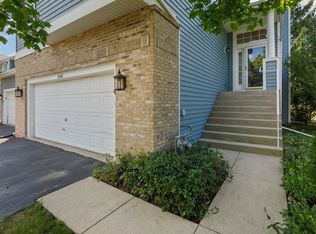 6642 Snug Harbor Dr, Willowbrook, IL 60527