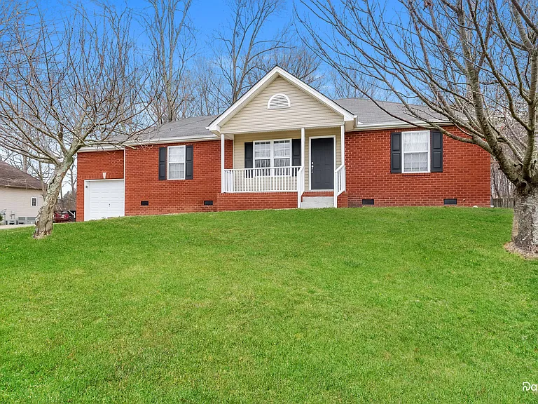 983 Hunters Ln — Photo 2