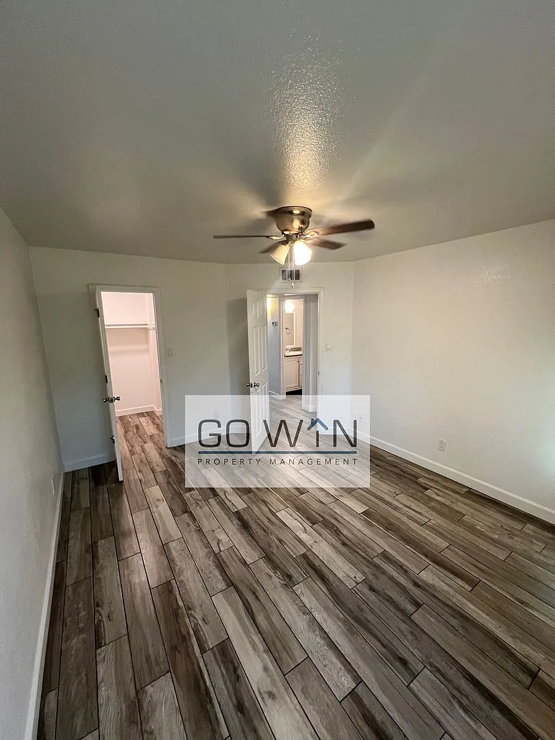 1727 W Mountain View Rd — Photo 2