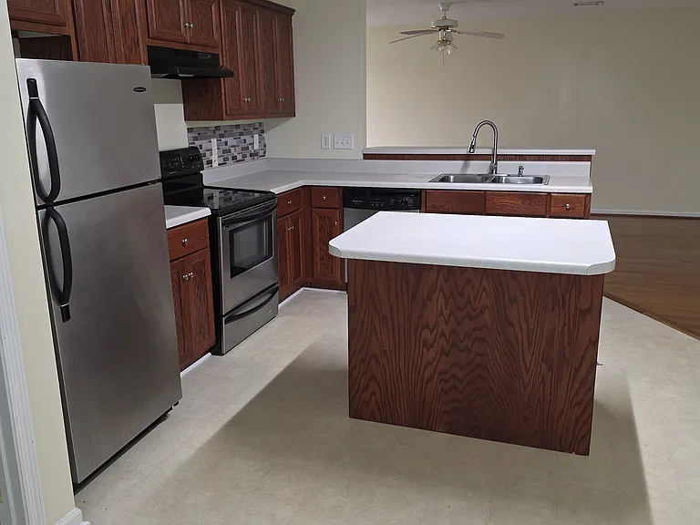 907 Hopkins St — Photo 7