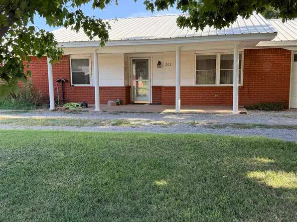 202 Maple St, Hennessey, OK 73742