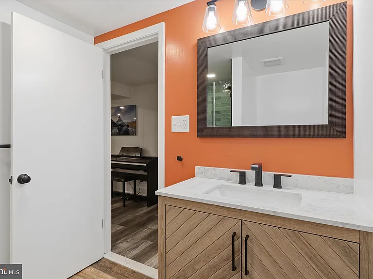 10703 Almond St — Photo 23