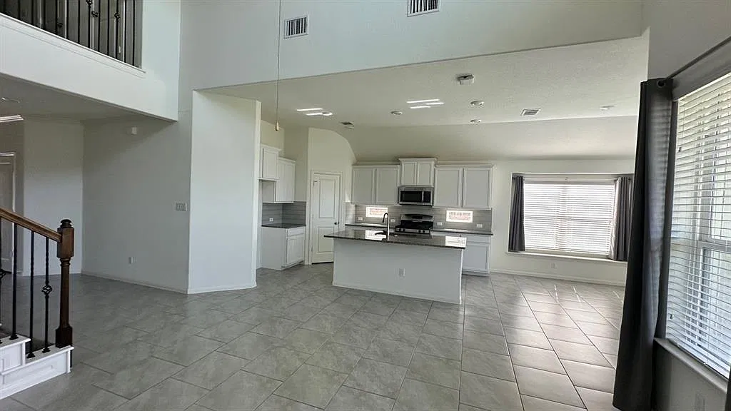 4 bed, 4.0 bath, 2514 sqft, $2,495 — Photo 4
